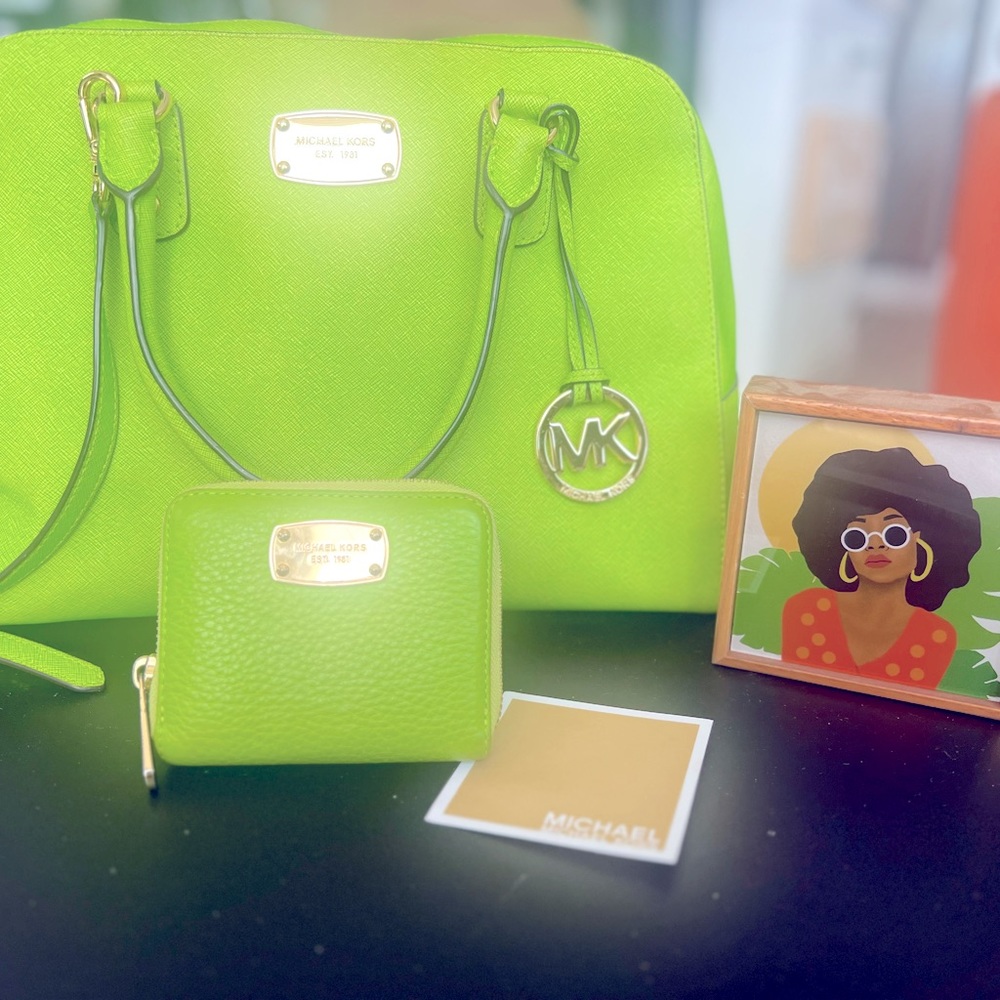 MICHAEL KORS Med-Large Saffiano Leather Handbag w/matching small leather wallet